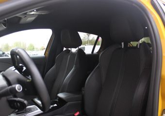 Peugeot 208 1.2 100PK GT | NAVIGATIE | APPLE CARPLAY/ANDROID AUTO | DODEHOEK DETECTIE | FULL LED KOPLAMPEN | CLIMATE CONTROL | 3-D INSTRUMENTENPANEEL | 17″ LICHTMETALEN VELGEN | CRUISE CONTROL | ACHTERUITRIJ CAMERA | PARKEERSENSOREN VOOR + ACHTER |