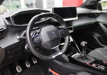 Peugeot 208 1.2 100PK GT | NAVIGATIE | APPLE CARPLAY/ANDROID AUTO | DODEHOEK DETECTIE | FULL LED KOPLAMPEN | CLIMATE CONTROL | 3-D INSTRUMENTENPANEEL | 17″ LICHTMETALEN VELGEN | CRUISE CONTROL | ACHTERUITRIJ CAMERA | PARKEERSENSOREN VOOR + ACHTER |