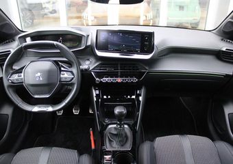 Peugeot 208 1.2 100PK GT | NAVIGATIE | APPLE CARPLAY/ANDROID AUTO | DODEHOEK DETECTIE | FULL LED KOPLAMPEN | CLIMATE CONTROL | 3-D INSTRUMENTENPANEEL | 17″ LICHTMETALEN VELGEN | CRUISE CONTROL | ACHTERUITRIJ CAMERA | PARKEERSENSOREN VOOR + ACHTER |
