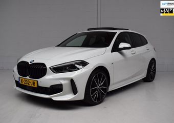 BMW 1-SERIE 118i M-SPORT 5-DRS ORG.NED / PANORAMADAK / M-SPORTSOELEN / LEER / CARPLAY / SFEERVERLICHTING / NAP / LED / BTW