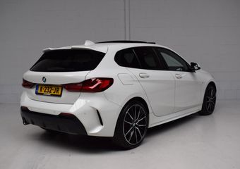 BMW 1-SERIE 118i M-SPORT 5-DRS ORG.NED / PANORAMADAK / M-SPORTSOELEN / LEER / CARPLAY / SFEERVERLICHTING / NAP / LED / BTW