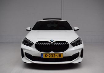 BMW 1-SERIE 118i M-SPORT 5-DRS ORG.NED / PANORAMADAK / M-SPORTSOELEN / LEER / CARPLAY / SFEERVERLICHTING / NAP / LED / BTW