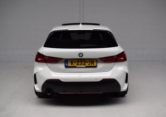 BMW 1-SERIE 118i M-SPORT 5-DRS ORG.NED / PANORAMADAK / M-SPORTSOELEN / LEER / CARPLAY / SFEERVERLICHTING / NAP / LED / BTW