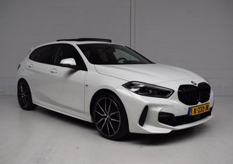 BMW 1-SERIE 118i M-SPORT 5-DRS ORG.NED / PANORAMADAK / M-SPORTSOELEN / LEER / CARPLAY / SFEERVERLICHTING / NAP / LED / BTW