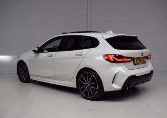 BMW 1-SERIE 118i M-SPORT 5-DRS ORG.NED / PANORAMADAK / M-SPORTSOELEN / LEER / CARPLAY / SFEERVERLICHTING / NAP / LED / BTW