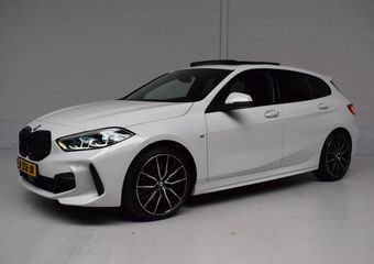 BMW 1-SERIE 118i M-SPORT 5-DRS ORG.NED / PANORAMADAK / M-SPORTSOELEN / LEER / CARPLAY / SFEERVERLICHTING / NAP / LED / BTW