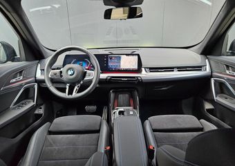 BMW X1 SDrive20i M Sport Panoramadak 360camera Hud Acc Sfeerverlichting