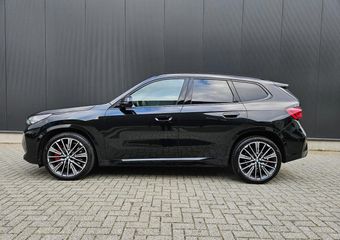 BMW X1 SDrive20i M Sport Panoramadak 360camera Hud Acc Sfeerverlichting