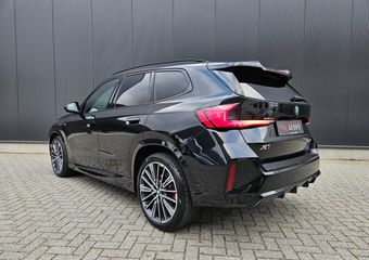 BMW X1 SDrive20i M Sport Panoramadak 360camera Hud Acc Sfeerverlichting