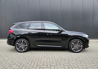 BMW X1 SDrive20i M Sport Panoramadak 360camera Hud Acc Sfeerverlichting