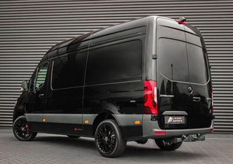 Mercedes-Benz SPRINTER 319CDI L2H2 RWD 190PK FULL BLACK JB- EDITION / 3500KG / NEW / DIRECT RIJDEN / NAVIGATIE / PDC / FULL / LED