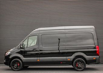 Mercedes-Benz SPRINTER 319CDI L2H2 RWD 190PK FULL BLACK JB- EDITION / 3500KG / NEW / DIRECT RIJDEN / NAVIGATIE / PDC / FULL / LED