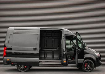 Mercedes-Benz SPRINTER 319CDI L2H2 RWD 190PK FULL BLACK JB- EDITION / 3500KG / NEW / DIRECT RIJDEN / NAVIGATIE / PDC / FULL / LED