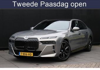 BMW 7-SERIE 740d xDrive M-PAKKET | B&W | HEAD-UP | SKY-LOUNGE | STOEL MASSAGE | 360° CAMERA | THEATER SCREEN | SOFT-CLOSE | CRAFTED CLARITY | FULL OPTIONS 2e paasdag van 11-17 UUR geopend
