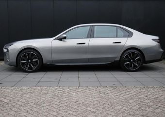 BMW 7-SERIE 740d xDrive M-PAKKET | B&W | HEAD-UP | SKY-LOUNGE | STOEL MASSAGE | 360° CAMERA | THEATER SCREEN | SOFT-CLOSE | CRAFTED CLARITY | FULL OPTIONS 2e paasdag van 11-17 UUR geopend