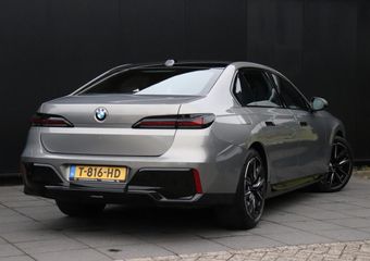 BMW 7-SERIE 740d xDrive M-PAKKET | B&W | HEAD-UP | SKY-LOUNGE | STOEL MASSAGE | 360° CAMERA | THEATER SCREEN | SOFT-CLOSE | CRAFTED CLARITY | FULL OPTIONS 2e paasdag van 11-17 UUR geopend