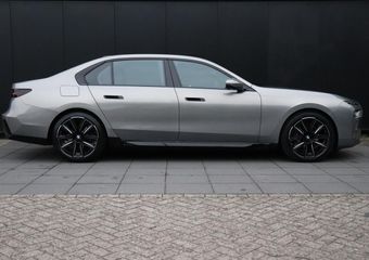 BMW 7-SERIE 740d xDrive M-PAKKET | B&W | HEAD-UP | SKY-LOUNGE | STOEL MASSAGE | 360° CAMERA | THEATER SCREEN | SOFT-CLOSE | CRAFTED CLARITY | FULL OPTIONS 2e paasdag van 11-17 UUR geopend