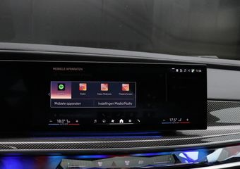 BMW 7-SERIE 740d xDrive M-PAKKET | B&W | HEAD-UP | SKY-LOUNGE | STOEL MASSAGE | 360° CAMERA | THEATER SCREEN | SOFT-CLOSE | CRAFTED CLARITY | FULL OPTIONS 2e paasdag van 11-17 UUR geopend