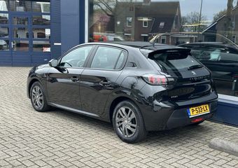 Peugeot 208 1.2 PureTech Active Pack | 15000 KM! | Full led koplampen | 16 inch Licht Metalen Velgen | Touch Screen met Apple Carplay | Parkeersensoren | Achterklep Spoiler | 1e eigenaresse |