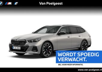BMW i5 Touring M60 xDrive 84 kWh 21 Inch / Stuurwielrand verwarming / Stoel verwarming Voor & Achter / Comfort Acces / Electrische Zwenkhaak / Ionic Glow Exterieur pakket / Panorama Dak / Getinte Ramen / Stoelventilatie /  Driving Assistant Prof / Parking Assist