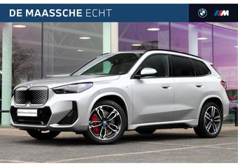 BMW iX1 eDrive20 High Executive M Sport / Panoramadak / Trekhaak / Sportstoelen / Adaptieve LED / Comfort Access / M Adaptief onderstel / Head-Up / Parking Assistant Plus