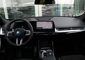 BMW iX1 eDrive20 High Executive M Sport / Panoramadak / Trekhaak / Sportstoelen / Adaptieve LED / Comfort Access / M Adaptief onderstel / Head-Up / Parking Assistant Plus