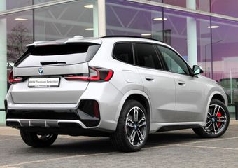 BMW iX1 eDrive20 High Executive M Sport / Panoramadak / Trekhaak / Sportstoelen / Adaptieve LED / Comfort Access / M Adaptief onderstel / Head-Up / Parking Assistant Plus