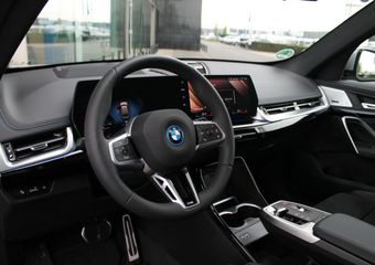 BMW iX1 eDrive20 High Executive M Sport / Panoramadak / Trekhaak / Sportstoelen / Adaptieve LED / Comfort Access / M Adaptief onderstel / Head-Up / Parking Assistant Plus
