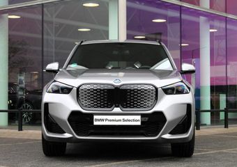BMW iX1 eDrive20 High Executive M Sport / Panoramadak / Trekhaak / Sportstoelen / Adaptieve LED / Comfort Access / M Adaptief onderstel / Head-Up / Parking Assistant Plus