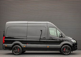 Mercedes-Benz SPRINTER 319CDI L2H2 RWD 190PK FULL BLACK JB- EDITION / 3500KG / NEW / DIRECT RIJDEN / NAVIGATIE / PDC / FULL / LED