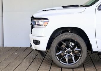 Dodge 1500 Ram 5.7 V8 4×4 Crew Cab Sport Night edition | Elektrisch Sidebars | Pano-Dak | Groot Navi | eTorque |