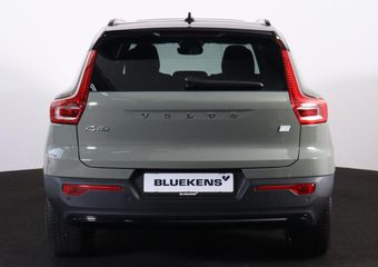 Volvo XC40 Extended Range Ultimate 82 kWh – Panorama/schuifdak – IntelliSafe Assist & Surround – Harman/Kardon audio – 360º Camera – Verwarmde voorstoelen, stuur & achterbank – Parkeersensoren voor & achter – Elektr. bedienb. voorstoelen met geheugen links – Draadlo