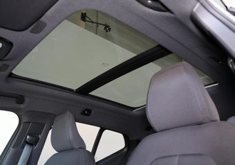 Volvo XC40 Extended Range Ultimate 82 kWh – Panorama/schuifdak – IntelliSafe Assist & Surround – Harman/Kardon audio – 360º Camera – Verwarmde voorstoelen, stuur & achterbank – Parkeersensoren voor & achter – Elektr. bedienb. voorstoelen met geheugen links – Draadlo