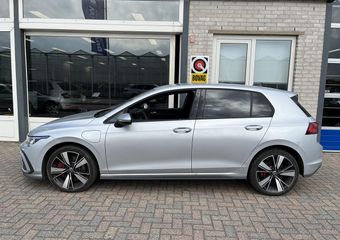 Volkswagen GOLF 1.4 eHybrid GTE / AUTOMAAT/ 245 PK/ CAMERA/ PARK. SENSOREN/ KEYLESS/ IQ. LIGHT/ STOEL-STUURVERWARM./ ADAPT. CRUISE/ APP-CONNECT/ NAVI/ CLIMA/ DAB/ 18″ LMV