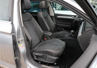 Volkswagen PASSAT 1.4 TSI PHEV GTE Business I Pano I Trekhaak I Leder