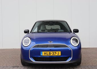 Mini COOPER Mini E Favoured L 40.7 kWh 18 inch/ Stuurwiel verwarming/ Comfort Access/ panoramadak/ Harman-Kardon/ Panoramadak