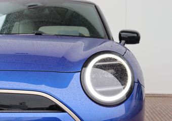 Mini COOPER Mini E Favoured L 40.7 kWh 18 inch/ Stuurwiel verwarming/ Comfort Access/ panoramadak/ Harman-Kardon/ Panoramadak