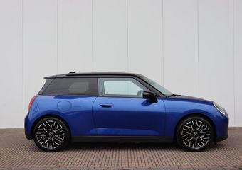 Mini COOPER Mini E Favoured L 40.7 kWh 18 inch/ Stuurwiel verwarming/ Comfort Access/ panoramadak/ Harman-Kardon/ Panoramadak