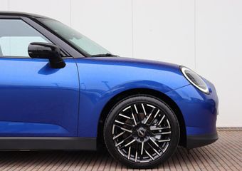 Mini COOPER Mini E Favoured L 40.7 kWh 18 inch/ Stuurwiel verwarming/ Comfort Access/ panoramadak/ Harman-Kardon/ Panoramadak