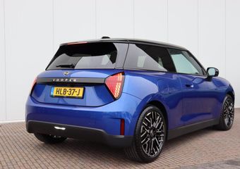 Mini COOPER Mini E Favoured L 40.7 kWh 18 inch/ Stuurwiel verwarming/ Comfort Access/ panoramadak/ Harman-Kardon/ Panoramadak