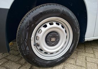 Fiat DOBLO L1 1.5 BlueHDI 100pk | GEEN BPM | 3-zits | Houten afwerking laadruimte | NAVI | Multimedia | Apple Carplay | Android Auto | DAB+ | Achteruitrijcamera | Dode hoek detectie | Parkeersensoren voor- en achter | Licht- en regensensor | Bestuurdersstoel comfort