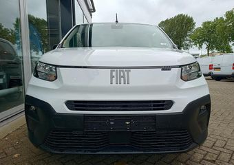 Fiat DOBLO L1 1.5 BlueHDI 100pk | GEEN BPM | 3-zits | Houten afwerking laadruimte | NAVI | Multimedia | Apple Carplay | Android Auto | DAB+ | Achteruitrijcamera | Dode hoek detectie | Parkeersensoren voor- en achter | Licht- en regensensor | Bestuurdersstoel comfort