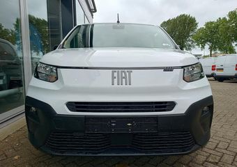 Fiat DOBLO L1 1.5 BlueHDI 100pk | GEEN BPM | 3-zits | Houten afwerking laadruimte | NAVI | Multimedia | Apple Carplay | Android Auto | DAB+ | Achteruitrijcamera | Dode hoek detectie | Parkeersensoren voor- en achter | Licht- en regensensor | Bestuurdersstoel comfort
