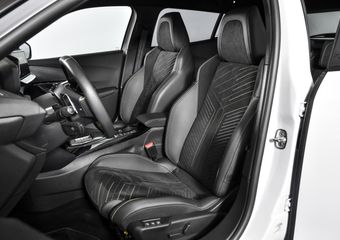Peugeot 2008 1.2 PureTech 130 GT – Automaat | Dig. Cockpit | Adapt. Cruise | Elek. stoel | Stoelverw. | PDC | Camera | NAV + App. Connect | ECC | LM 17″ | 6663