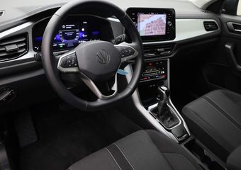 Volkswagen T-Roc 1.5 TSI 150PK Life DSG automaat | Navigatie | Apple Carplay | Parkeersensoren | Stoelverwarming |  Fabrieksgarantie tot maart 2026 of 100.000km