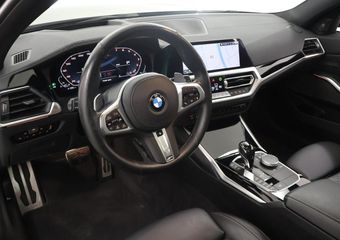 BMW 3-SERIE Touring M340i xDrive High Executive | M-Sport | Adaptief Onderstel | Trekhaak Ele.wegklapbaar | Ele.verstelbare stoelen + Geheugen | Harman/Kardon Audio | Camera | Panoramadak | Adaptieve Cruise Control |