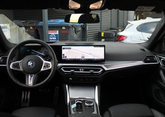 BMW i4 eDrive35 High Executive M Sport / Schuif-kanteldak / Trekhaak / Stoelverwarming / Active Cruise Control / Parking Assistant / Live Cockpit Professional / Stuurverwarming