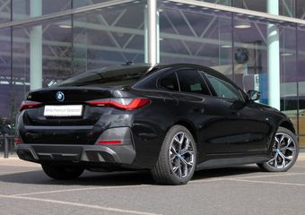 BMW i4 eDrive35 High Executive M Sport / Schuif-kanteldak / Trekhaak / Stoelverwarming / Active Cruise Control / Parking Assistant / Live Cockpit Professional / Stuurverwarming