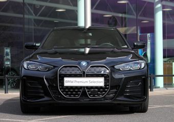 BMW i4 eDrive35 High Executive M Sport / Schuif-kanteldak / Trekhaak / Stoelverwarming / Active Cruise Control / Parking Assistant / Live Cockpit Professional / Stuurverwarming