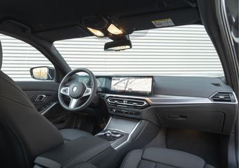 BMW 3-SERIE Touring 330i M-Sport – Trekhaak – ACC – Hifi – Camera – M Sport Remmen Blauw